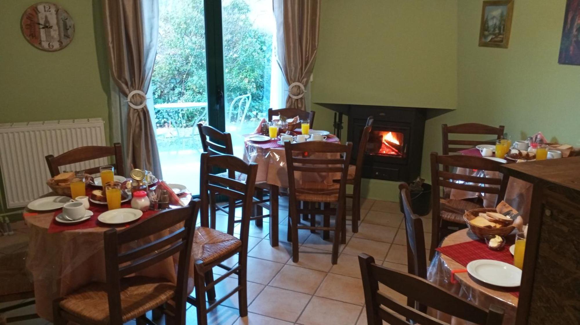 Guesthouse Eleftherios Калаврита Экстерьер фото