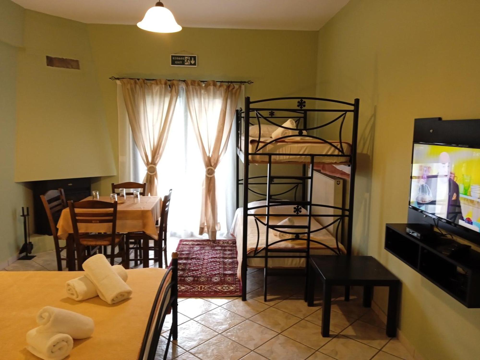 Guesthouse Eleftherios Калаврита Экстерьер фото